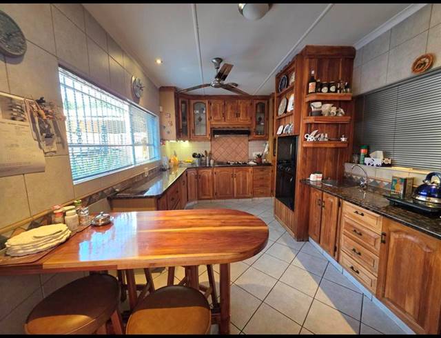 8 BEDROOM HOUSE FOR SALE IN LIBRADENE